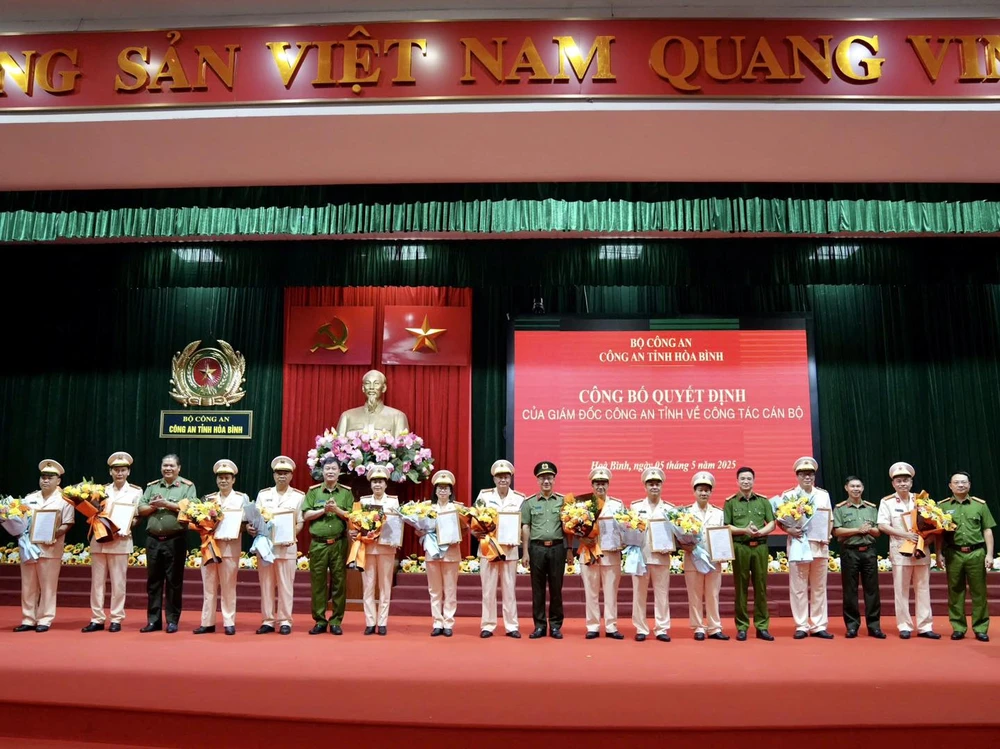 12 lãnh đạo, cán bộ Công an tỉnh Hòa Bình nghỉ hưu trước tuổi.jpg