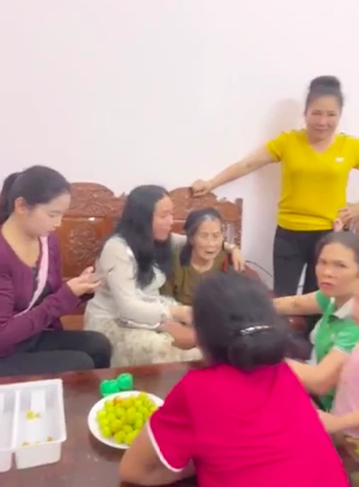 Sau 35 năm lưu lạc, con gái trở về bế mẹ già 94 tuổi trong vòng tay ngày đoàn tụ.png