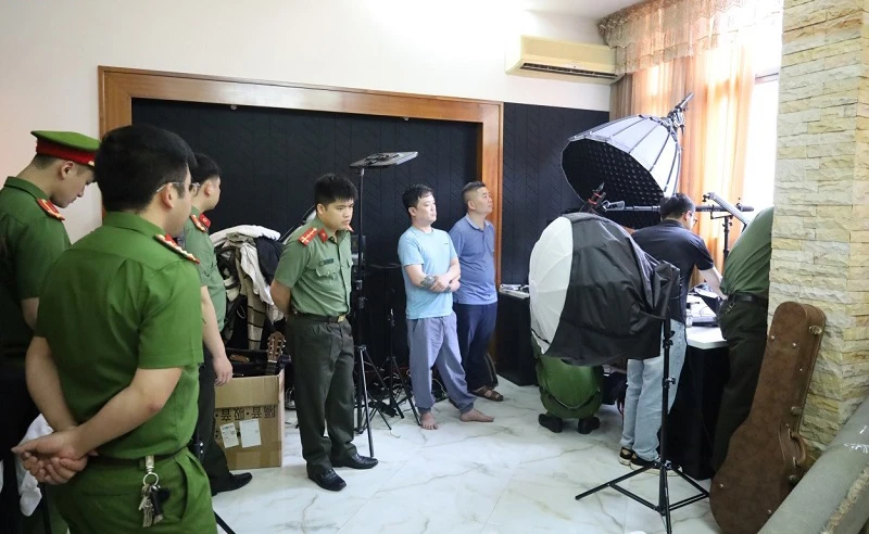 Hình ảnh công an Lạng Sơn khám xét nhà và làm việc với Lê Việt Hùng 3.jpeg