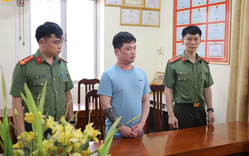 Hình ảnh công an Lạng Sơn khám xét nhà và làm việc với Lê Việt Hùng.jpeg