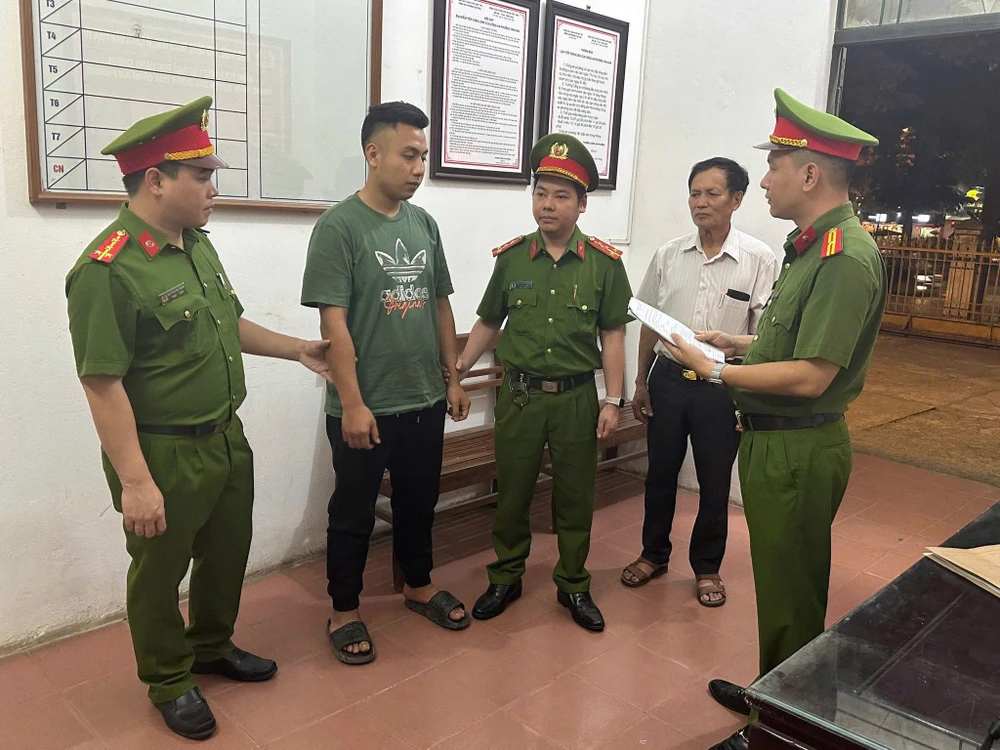 Bắt giữ hai người khai thác đất trái phép tại Phú Thọ