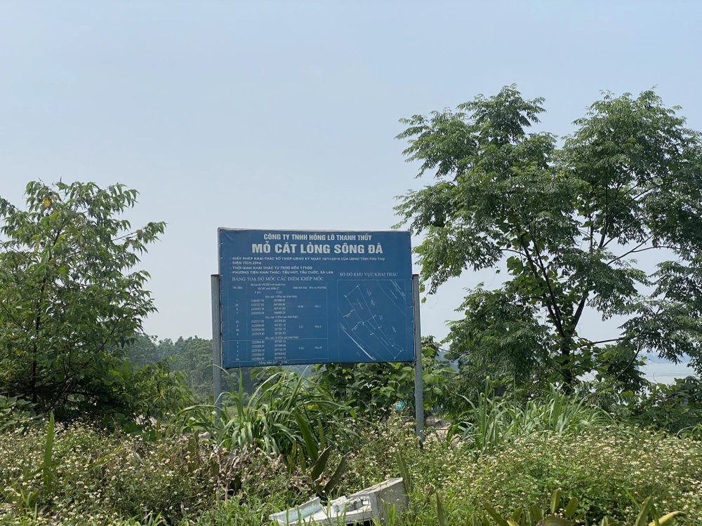 Vì sao người dân Phú Thọ xua đuổi tàu hút cát ven sông Đà? 2.jpg