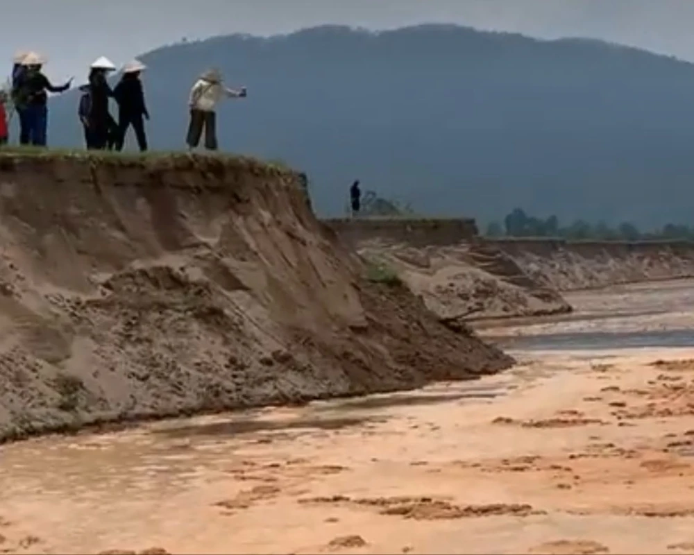 Vì sao người dân Phú Thọ xua đuổi tàu hút cát ven sông Đà? 3.jpg