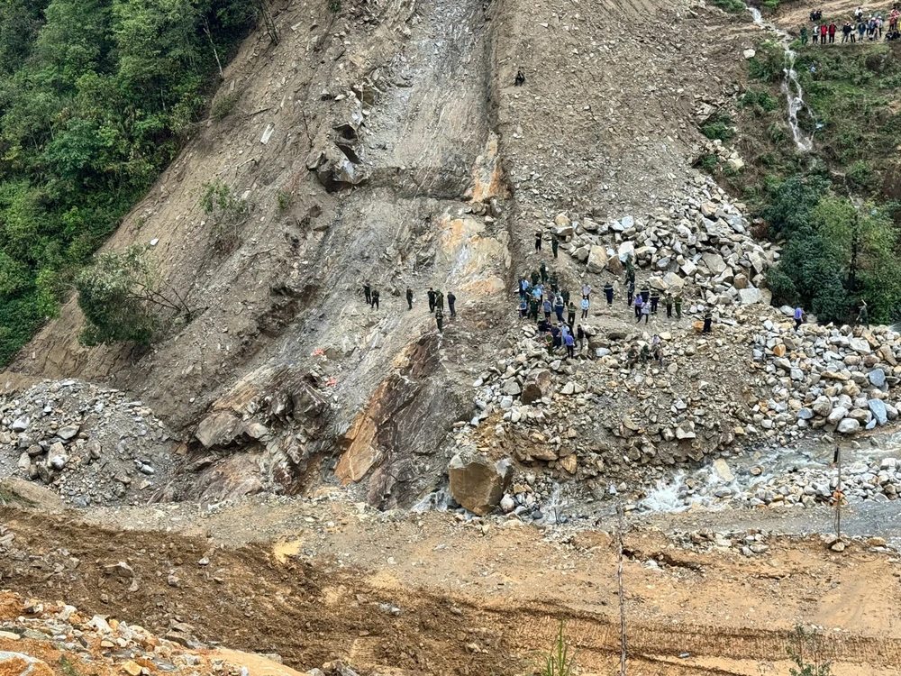 Sạt lở taluy âm lùi lấp nhiều người thi công thủy điện ở Lai Châu.jpg
