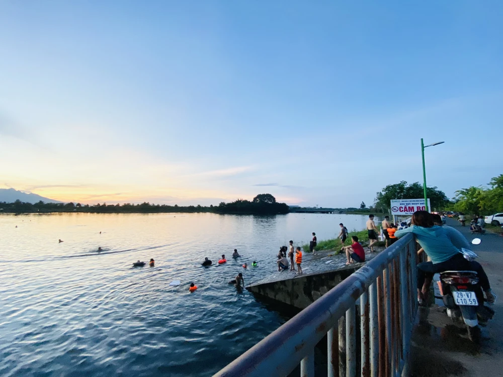 Hà Nội Hai người đuối nước khi đi tắm đập.JPG