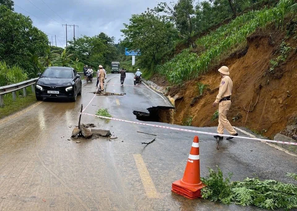 Xuất hiện hố tử thần quốc lộ 4D.jpg