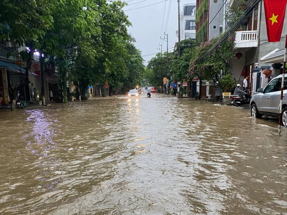 Tuyên Quang Người dân đẩy xe ô tô bị ngập trong biển nước 2.jpg