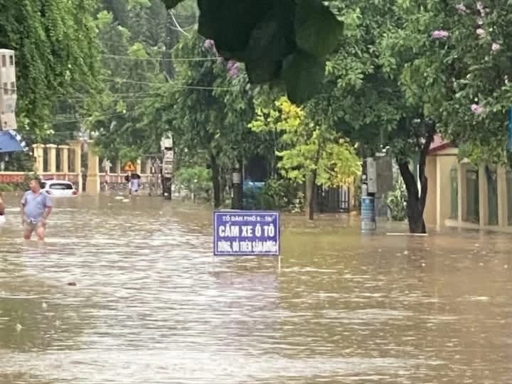 Tuyên Quang Người dân đẩy xe ô tô bị ngập trong biển nước 3.jpg