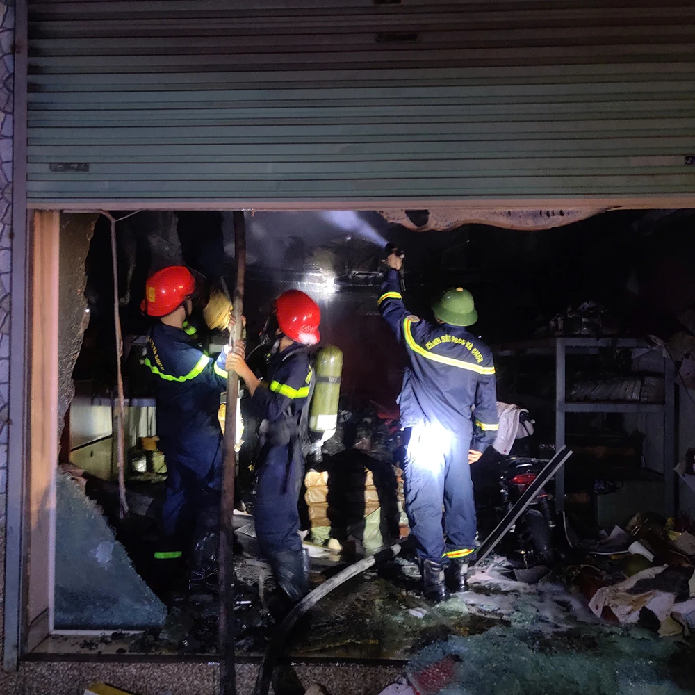 Cháy cửa hàng phụ tùng xe máy ở Bắc Giang lúc rạng sáng