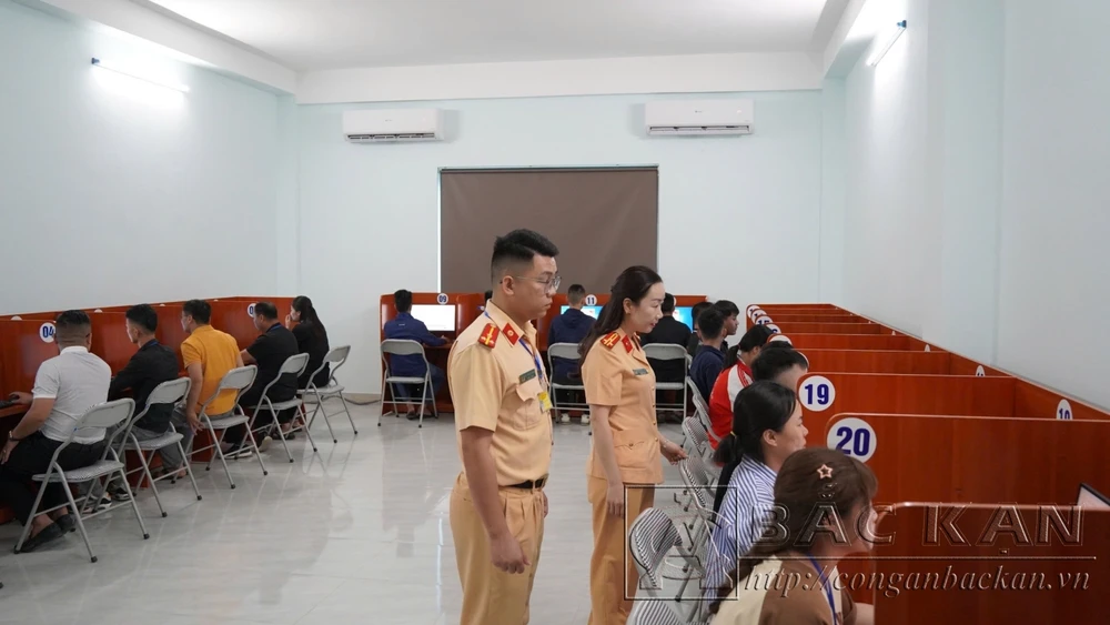 Kỳ sát hạch lái xe đầu tiên do Công an tỉnh Bắc Kạn tổ chức.jpeg