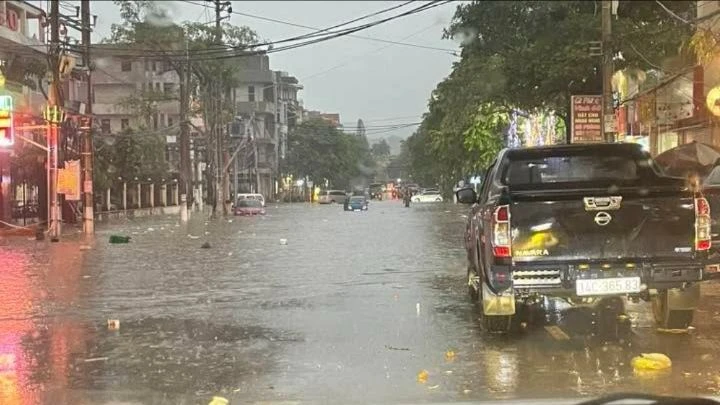 Mưa lớn cuối chiều khiến thành phố Lạng Sơn ngập nặng 2.jpg
