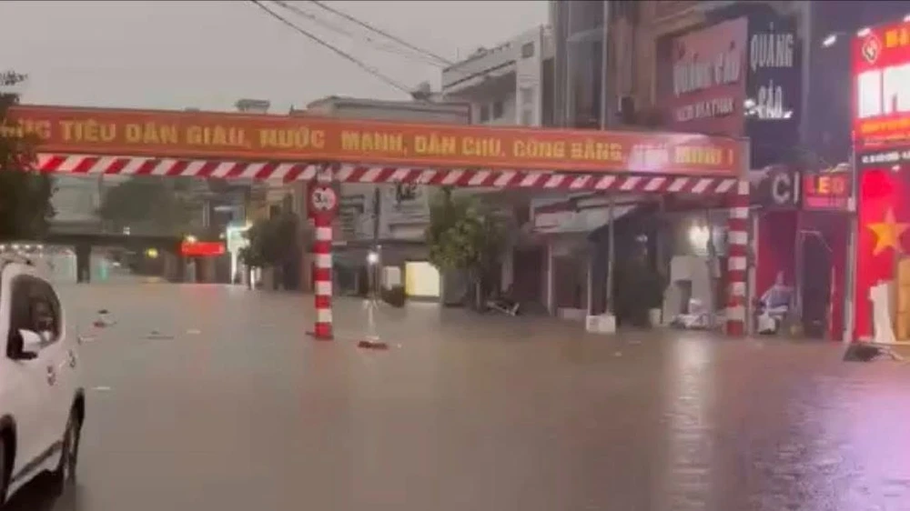 Mưa lớn cuối chiều khiến thành phố Lạng Sơn ngập nặng 3.jpg
