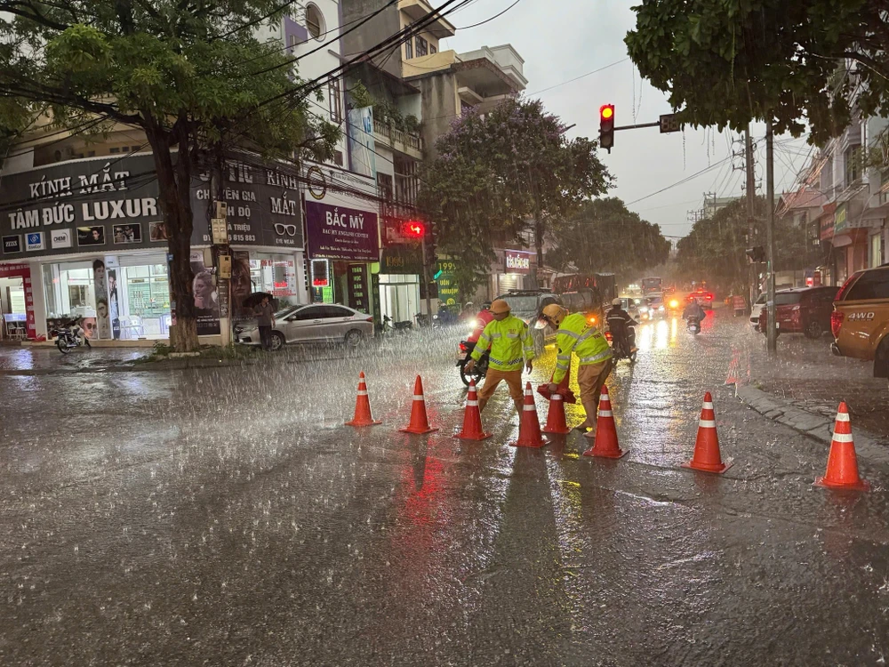 Mưa lớn cuối chiều khiến thành phố Lạng Sơn ngập nặng 4.jpg