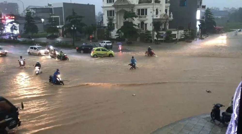 Mưa lớn cuối chiều khiến thành phố Lạng Sơn ngập nặng.jpg