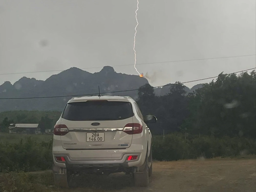 Hòa Bình: Lửa bùng dữ dội sau cú sét trên đỉnh núi Thung Táy