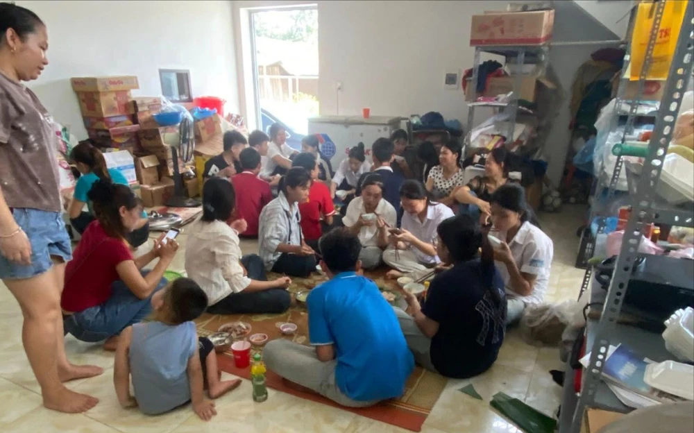 Vợ chồng trẻ ba năm nấu cơm, cho sĩ tử nghỉ trọ miễn phí 2.jpg