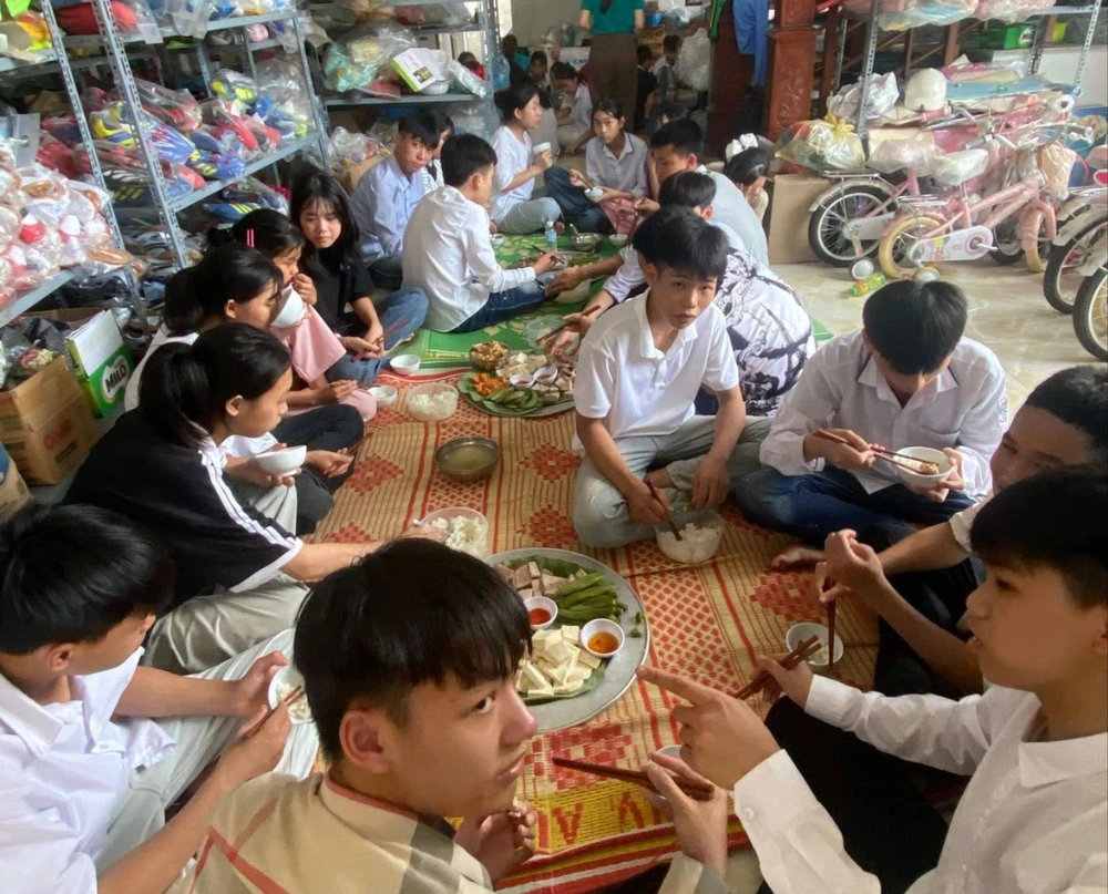 Vợ chồng trẻ ba năm nấu cơm, cho sĩ tử nghỉ trọ miễn phí 3.jpg