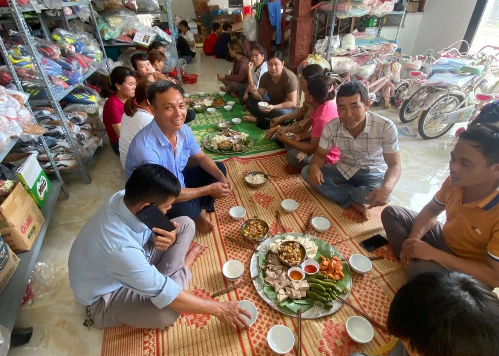 Vợ chồng trẻ ba năm nấu cơm, cho sĩ tử nghỉ trọ miễn phí.jpg