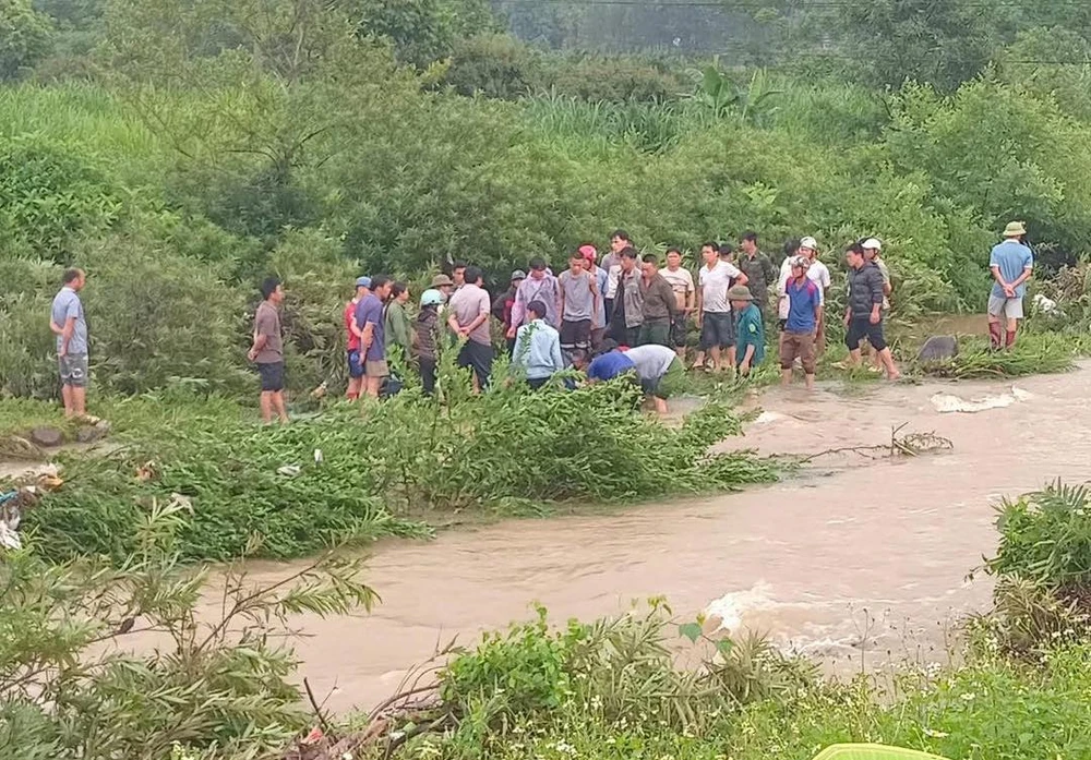 Cả trăm người xuyên đêm tìm kiếm cô gái bị lũ cuốn.jpg