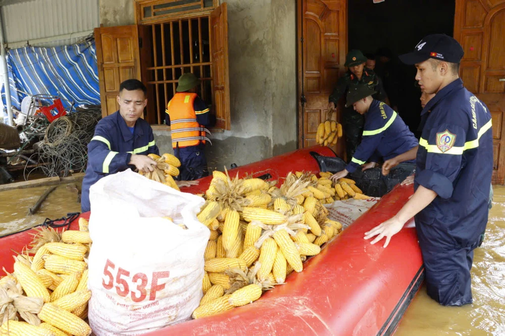 Công an Lai Châu dầm mưa, cứu trợ xuyên đêm hộ dân bị cô lập do mưa lũ