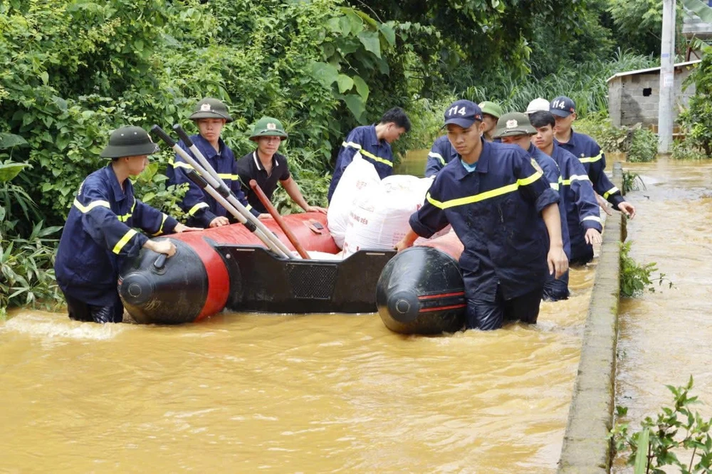 Cứu hộ thành công 8 người bị mắc kẹt tại lán nương do nước lũ chia cắt.JPG