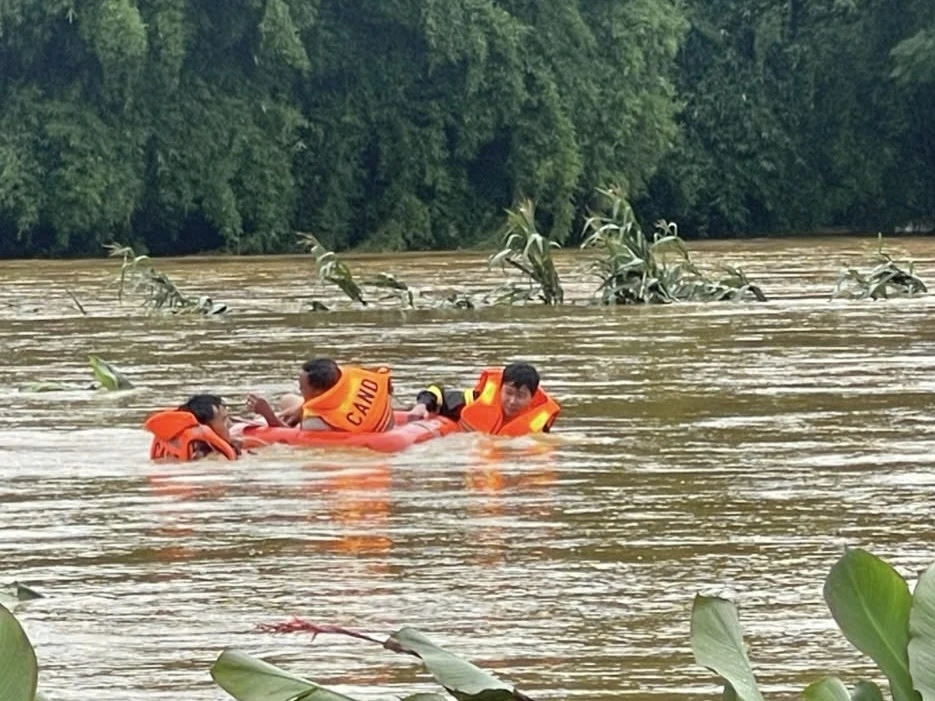 Hai người chết và mất tích, hàng trăm ngôi nhà bị ảnh hưởng do mưa lũ.jpg