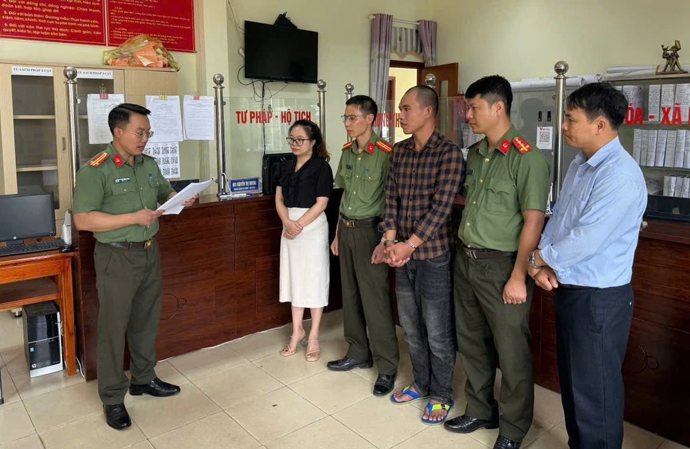 Nghi phạm lừa đảo bị công an bắt khi đang nằm võng 'chốt đơn' với nạn nhân 2.jpg