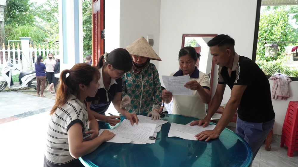 Phú Thọ Phụ huynh ký đơn kiến nghị vụ thẻ BHYT hết hạn dù mua cả năm 2.jpg