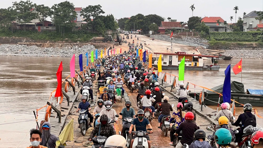 cầu phao phong châu.jpg