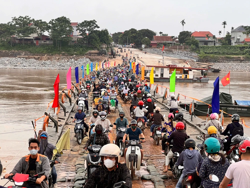 cầu phao phong châu.jpg