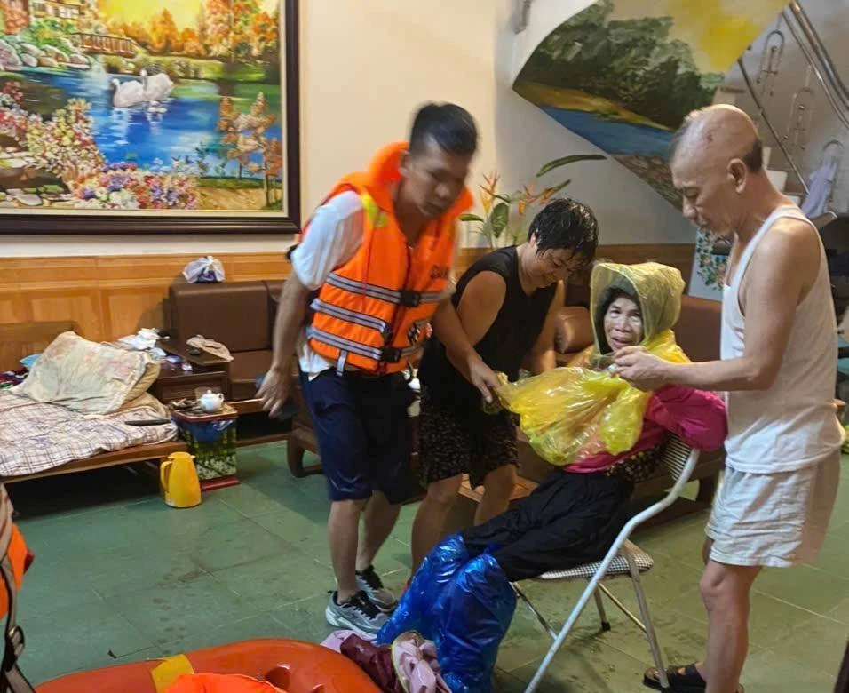 Thái Nguyên mưa lớn, công an khẩn cấp di dời dân khỏi vùng ngập lụt 3.jpg