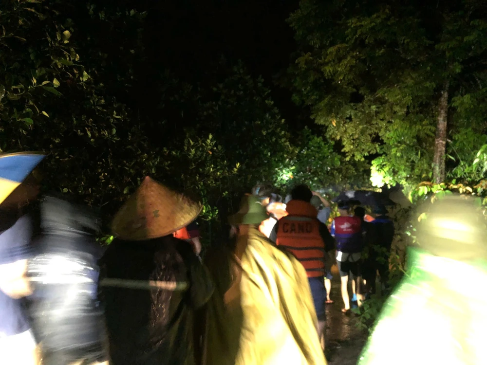 Thái Nguyên mưa lớn, công an khẩn cấp di dời dân khỏi vùng ngập lụt 4.jpg