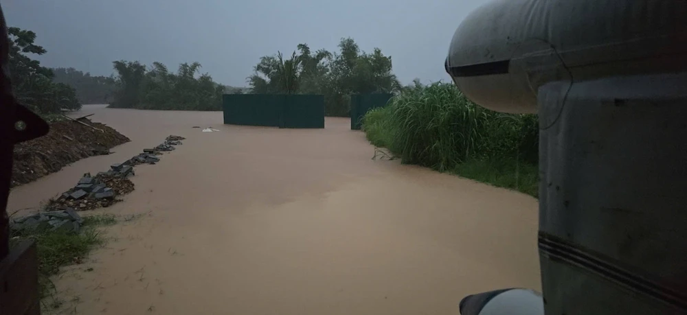 Thái Nguyên mưa lớn, công an khẩn cấp di dời dân khỏi vùng ngập lụt 5.jpg