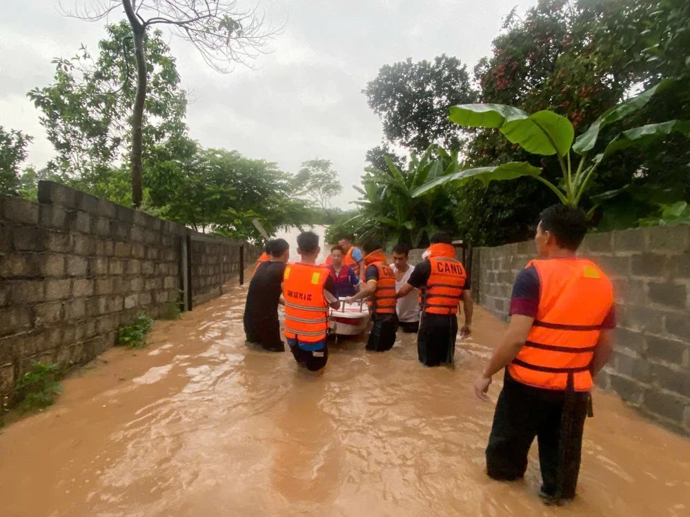 Thái Nguyên mưa lớn, công an khẩn cấp di dời dân khỏi vùng ngập lụt 6.jpg