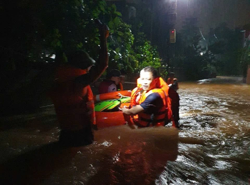 Thái Nguyên mưa lớn, công an khẩn cấp di dời dân khỏi vùng ngập lụt.jpg