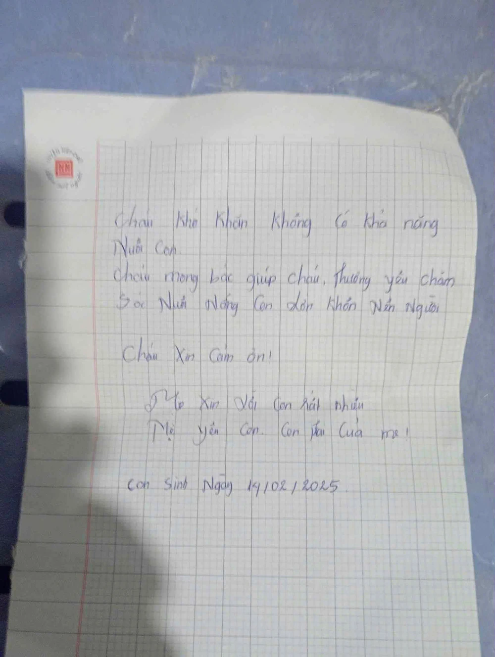 Bé trai bị bỏ rơi kèm hộp sữa và mảnh giấy ghi 'mẹ xin lỗi con' 2.jpg
