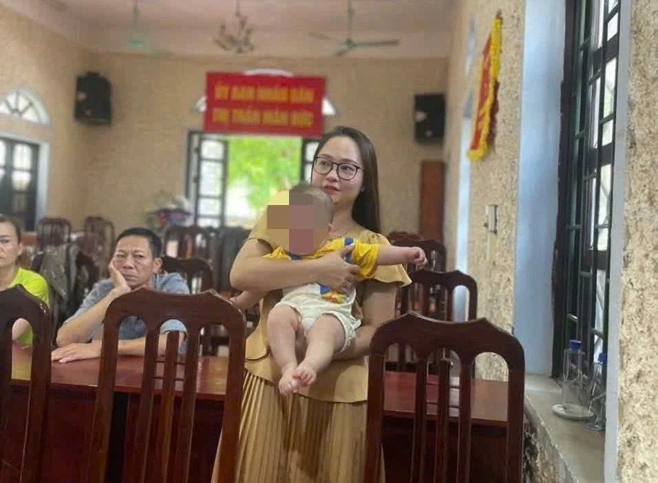 Bé trai bị bỏ rơi kèm hộp sữa và mảnh giấy ghi 'mẹ xin lỗi con'.jpg