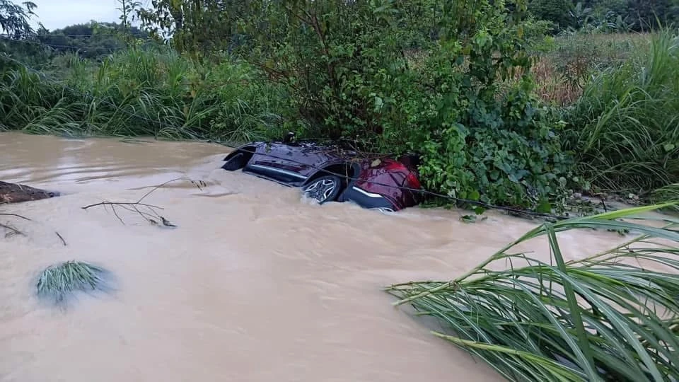 Ô tô chở 5 người bị lũ cuốn ở Tuyên Quang, may mắn thoát nạn