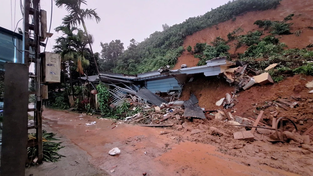 Sạt lở đất gây sập nhà ở Yên Bái, một người tử vong.jpg