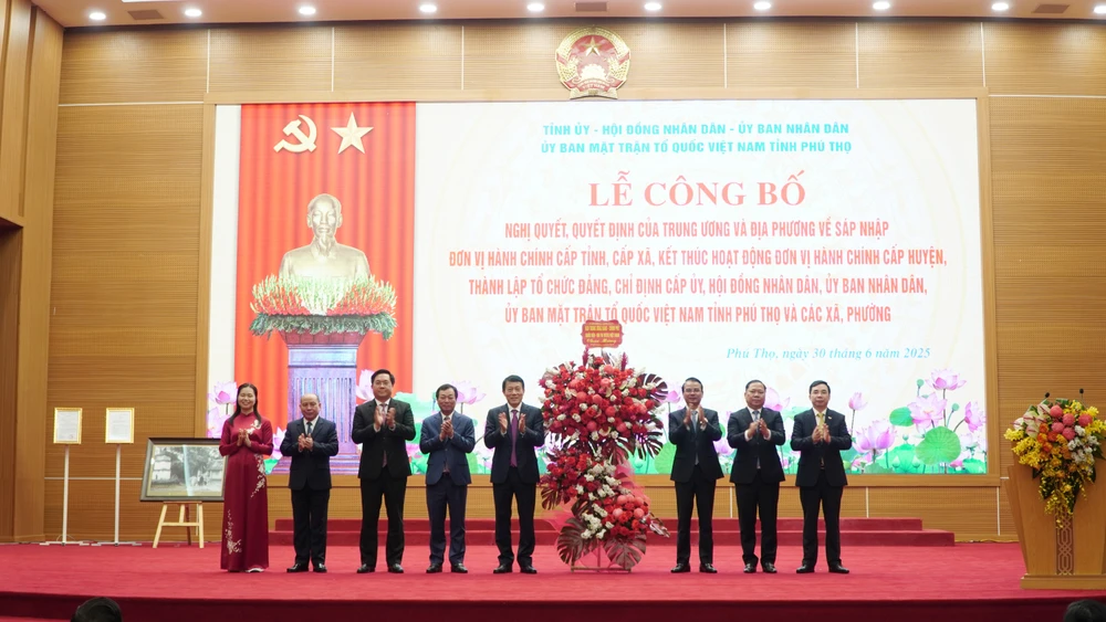 Đại tướng Lương Tam Quang chúc mừng Ban Thường vụ tỉnh Phú Thọ (mới).