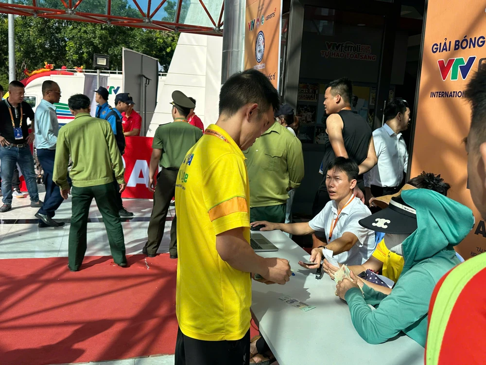 Hàng dài người hâm mộ chờ vé chung kết bóng chuyền VTV cup 2.jpg