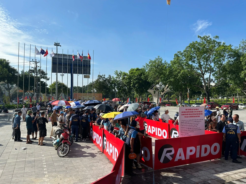 Hàng dài người hâm mộ chờ vé chung kết bóng chuyền VTV cup 3.jpg