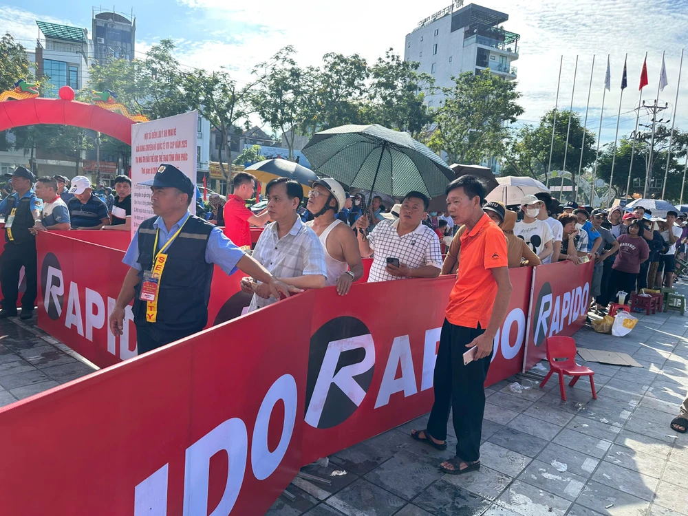 Hàng dài người hâm mộ chờ vé chung kết bóng chuyền VTV cup 4.jpg