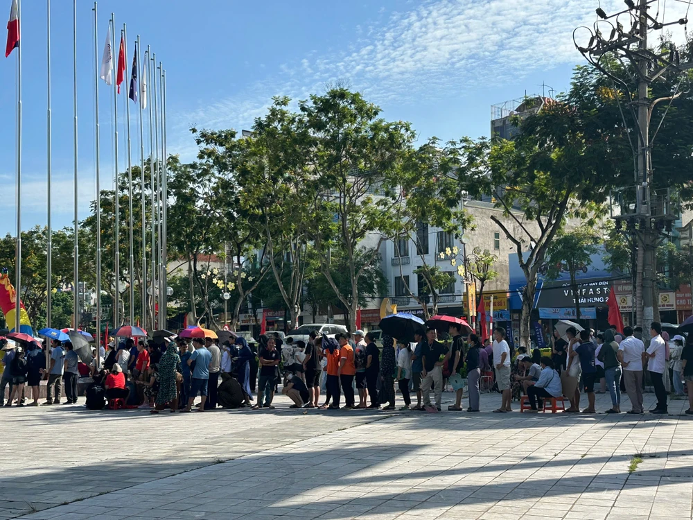 Hàng dài người hâm mộ chờ vé chung kết bóng chuyền VTV cup 5.jpg