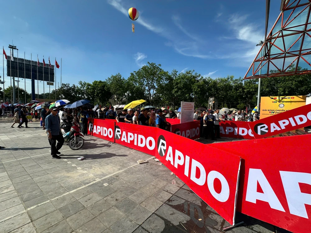 Hàng dài người hâm mộ chờ vé chung kết bóng chuyền VTV cup 7.jpg