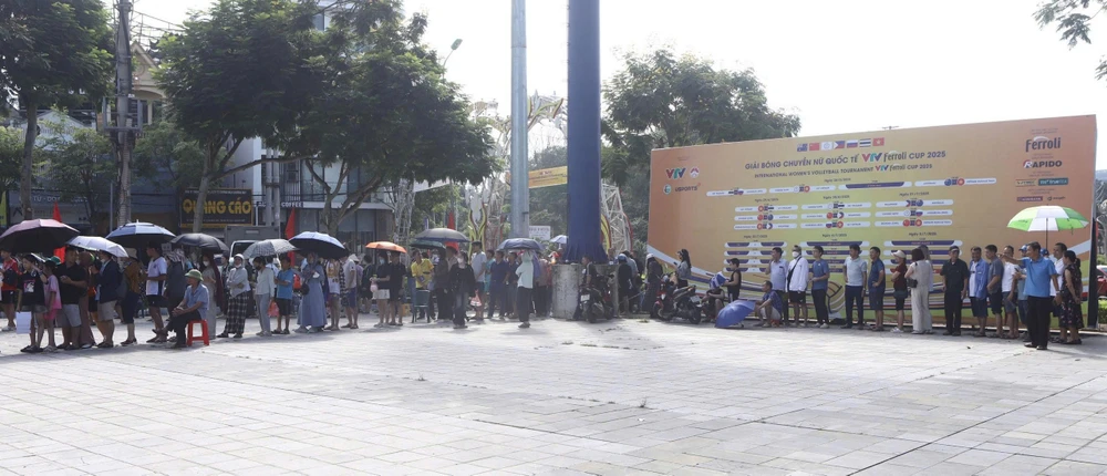 Hàng dài người hâm mộ chờ vé chung kết bóng chuyền VTV cup.jpg