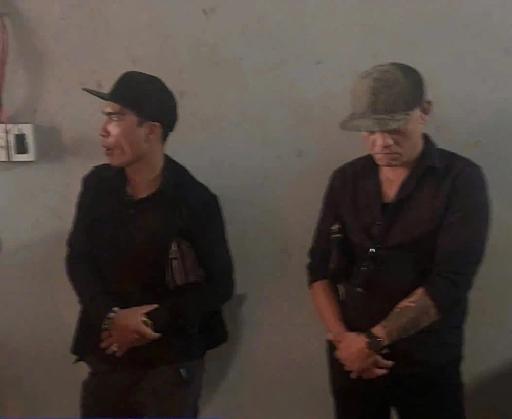 Dùng súng K54 đe dọa tài xế tại đèo Đá Trắng, hai người bị tạm giữ 2.jpg