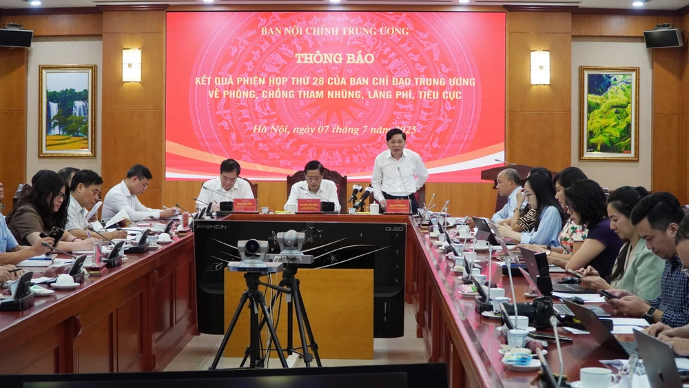 Ông Đặng Văn Dũng, Phó Trưởng Ban Nội chính Trung ương, thông tin về kết quả 6 tháng đầu 2025. Ảnh- XUÂN NGUYỄN .jpg