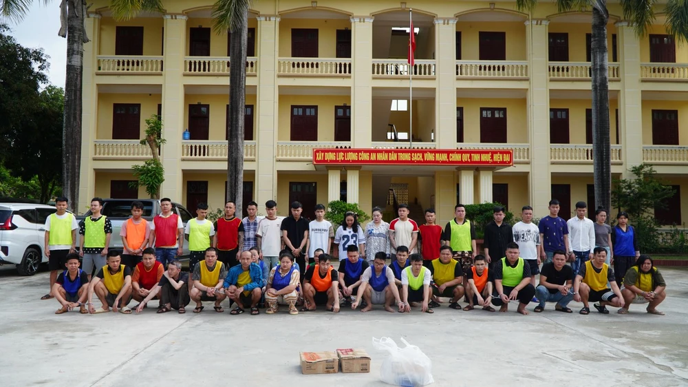 Nhóm người trong vụ án được Công an Điện Biên di lý từ Lào về Việt Nam. Ảnh: CA