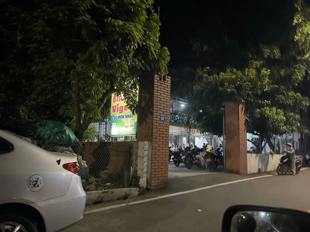 CSGT Phú Thọ mật phục gần quán nhậu, xử lý tài xế vi phạm nồng độ cồn.jpg